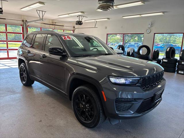 Certified 2024 Jeep Grand Cherokee Altitude AWD/4WD image 1