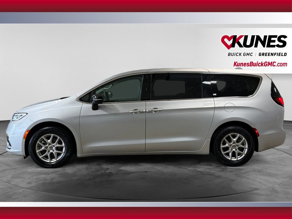 Used 2024 Chrysler Pacifica Touring-L FWD image 6
