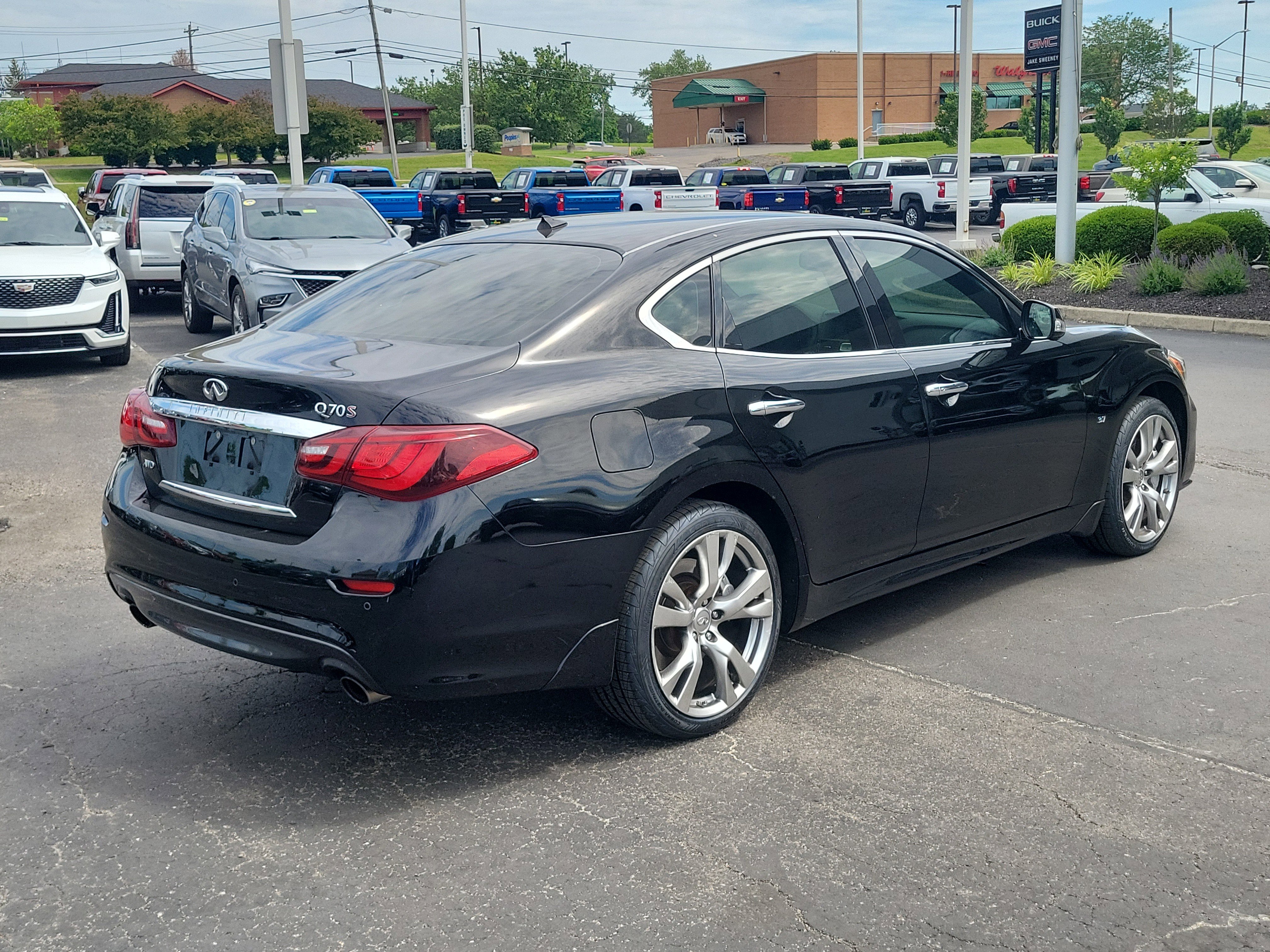 Used 2017 INFINITI Q70 3.7 w/ Sport Package AWD/4WD image 4