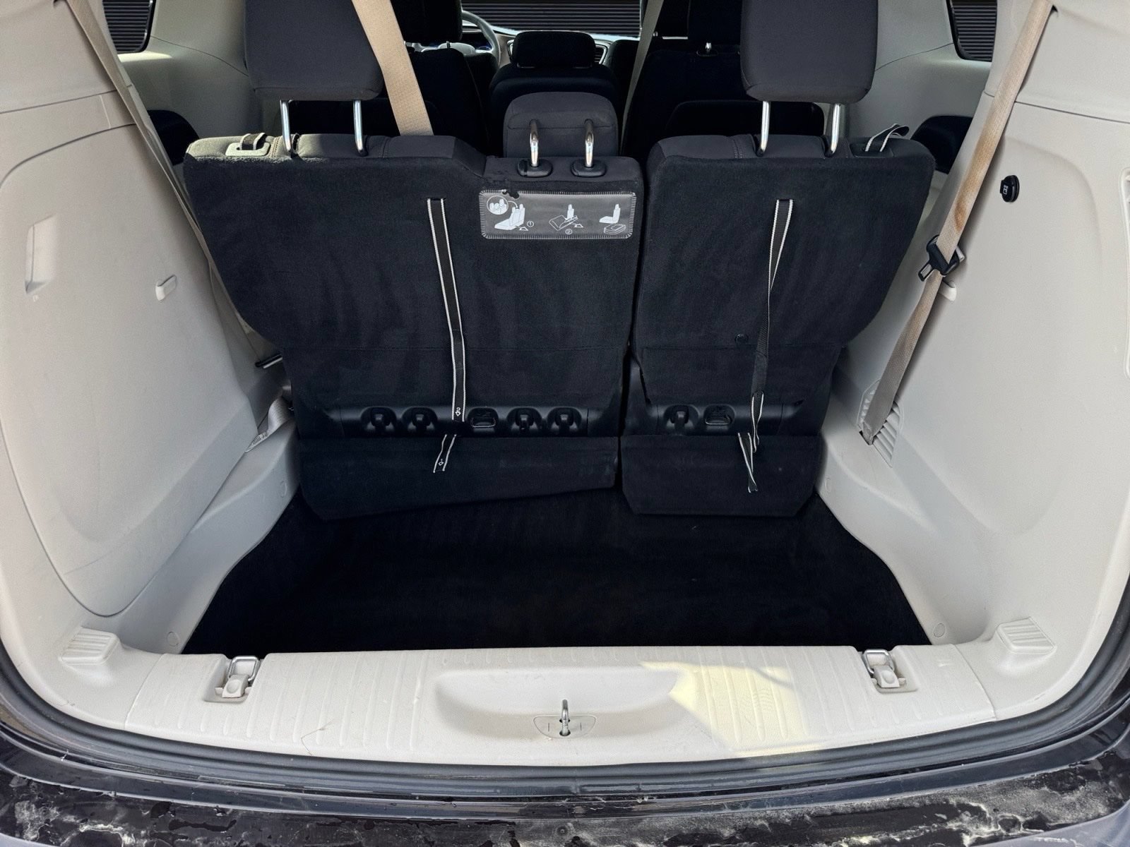 Used 2018 Chrysler Pacifica Touring w/ Tire & Wheel Group FWD image 10