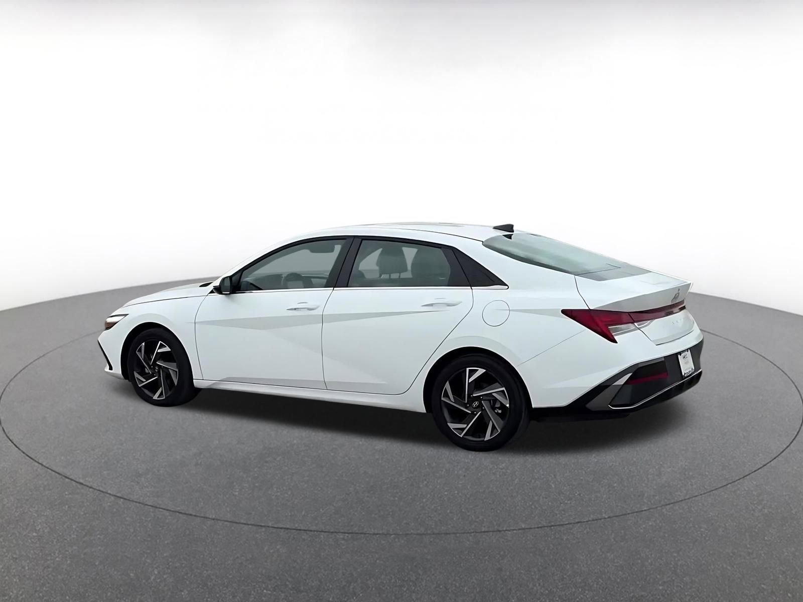 Used 2025 Hyundai Elantra Limited image 10