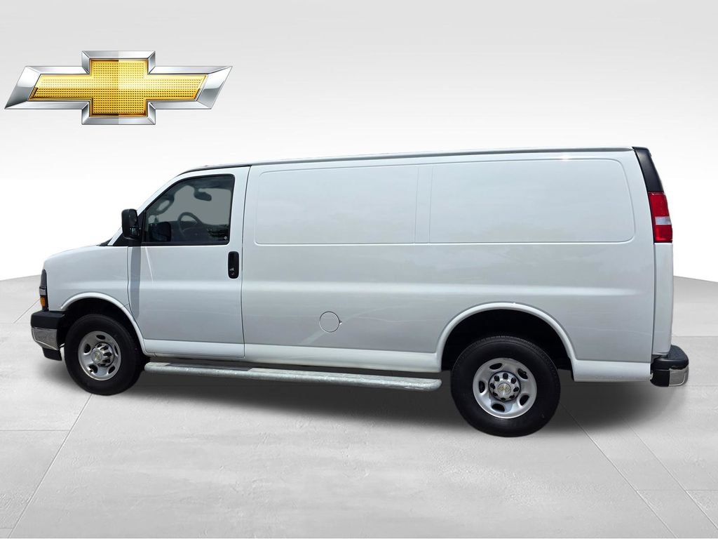 Used 2024 Chevrolet Express 2500 w/ Driver Convenience Package RWD image 4