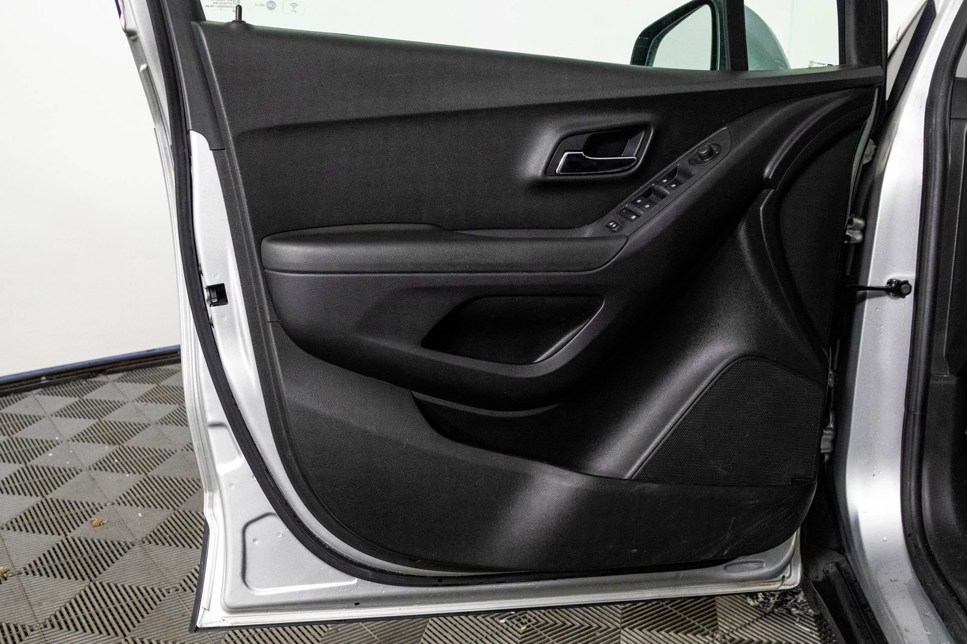 Used 2017 Chevrolet Trax LT w/ LT Convenience Package image 18