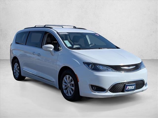 Used 2017 Chrysler Pacifica Touring-L FWD image 3