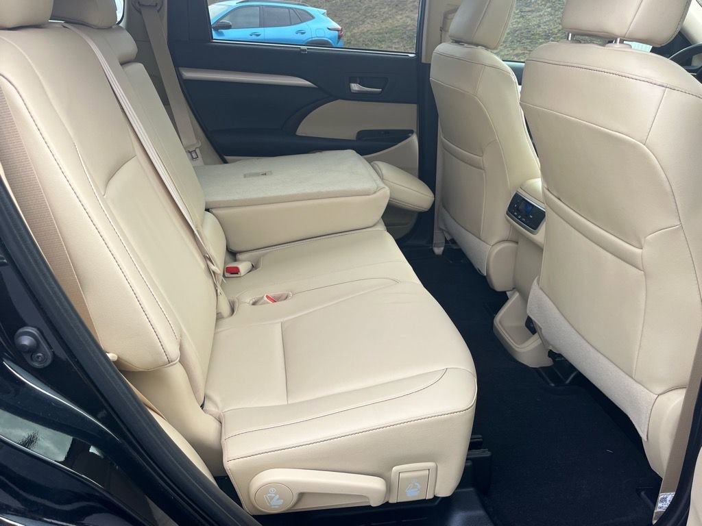 Used 2019 Toyota Highlander AWD V6 image 27