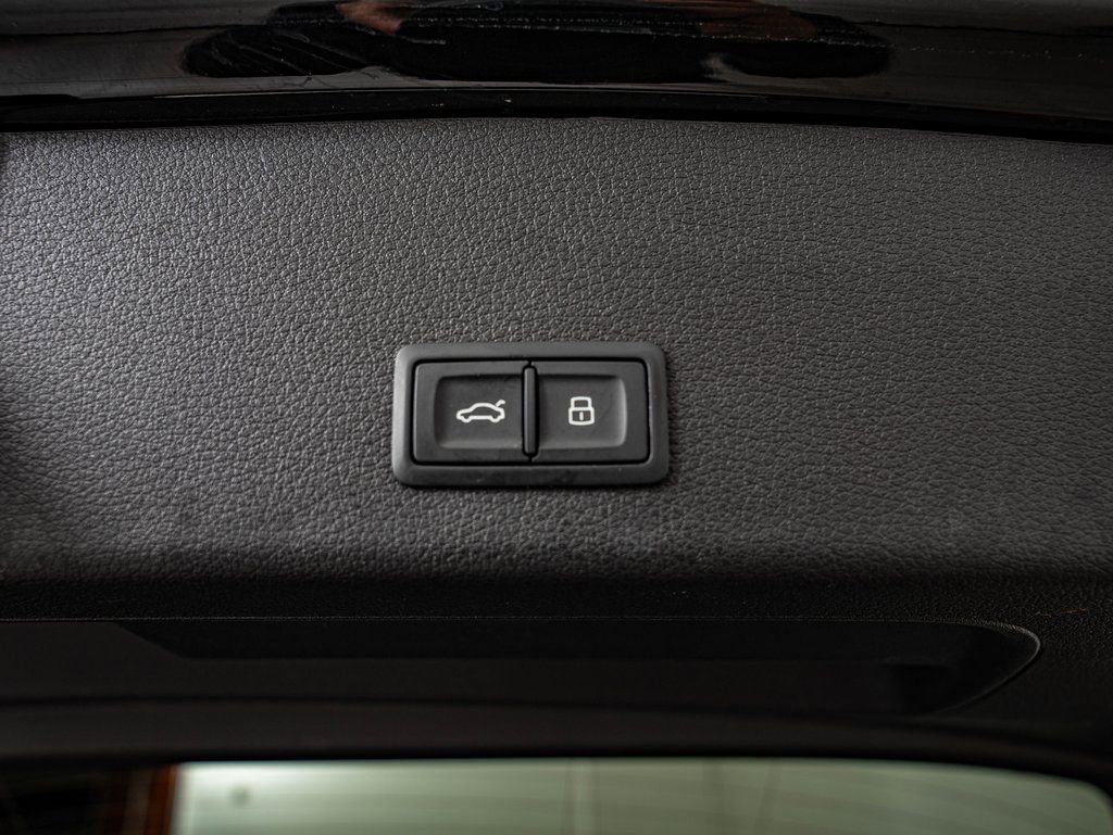 Used 2022 Audi e-tron Premium w/ Convenience Plus Package image 37