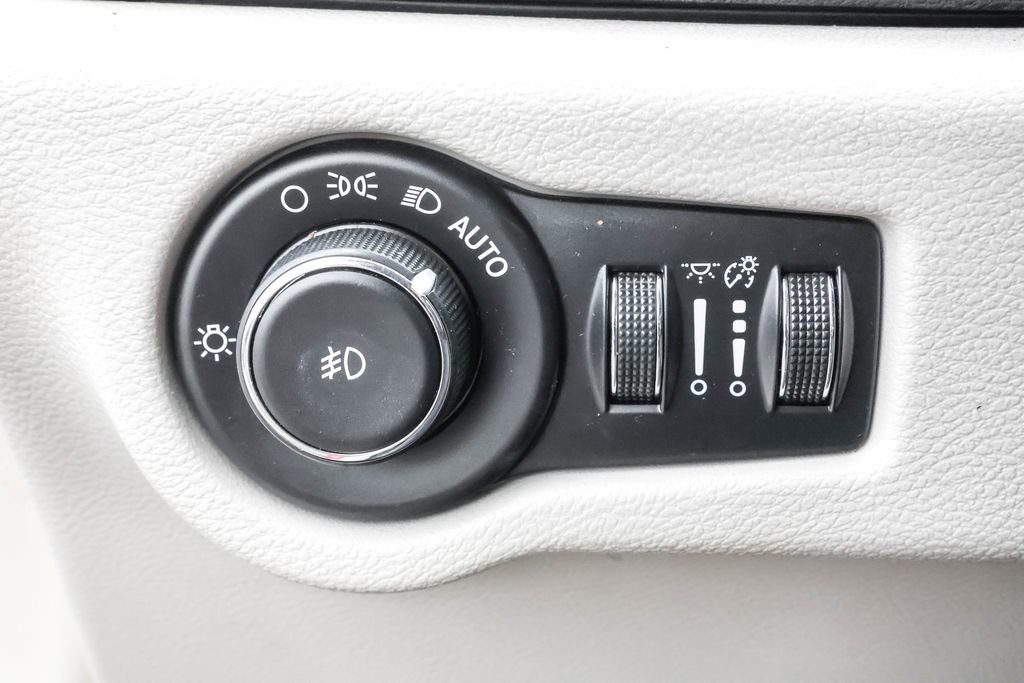 Used 2017 Chrysler Pacifica Touring-L image 17