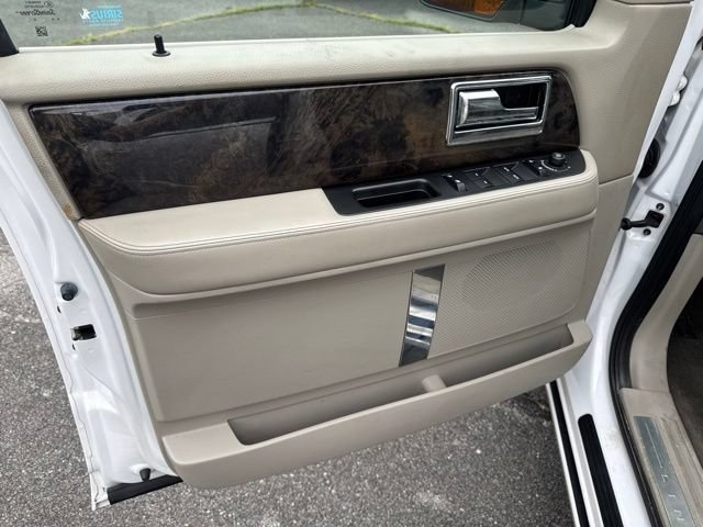 Used 2017 Lincoln Navigator Select AWD/4WD image 18