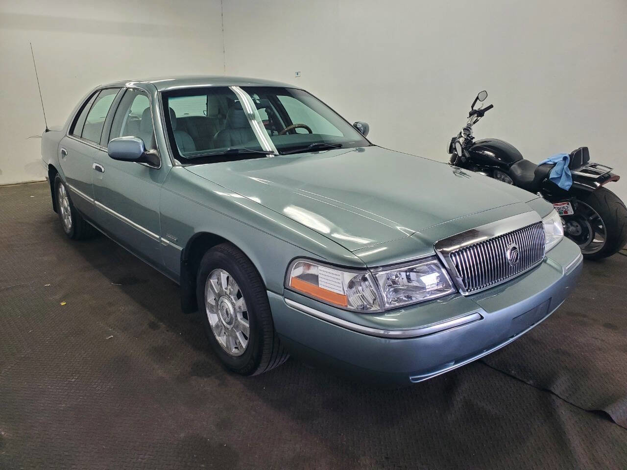 Used 2005 Mercury Grand Marquis LS RWD image 3