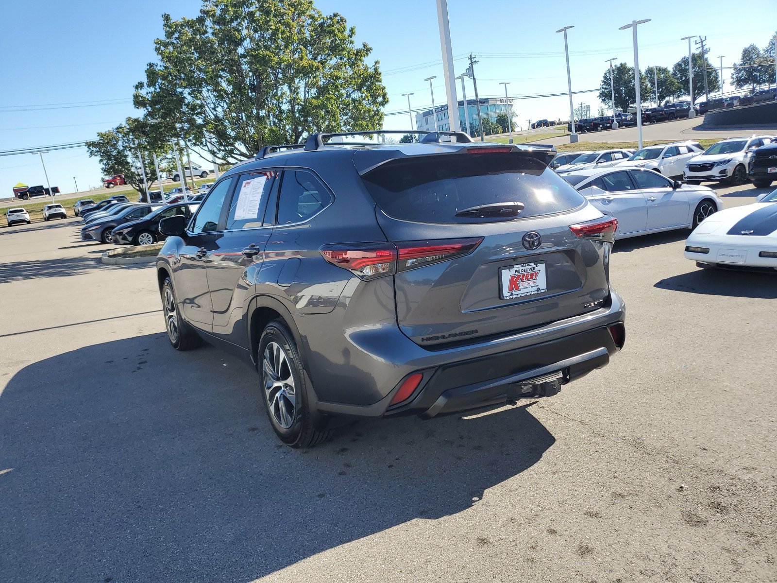 Used 2024 Toyota Highlander XLE AWD/4WD image 3