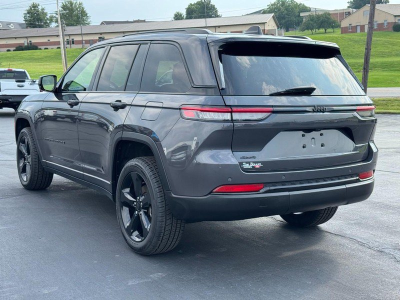 Used 2023 Jeep Grand Cherokee Altitude AWD/4WD image 6