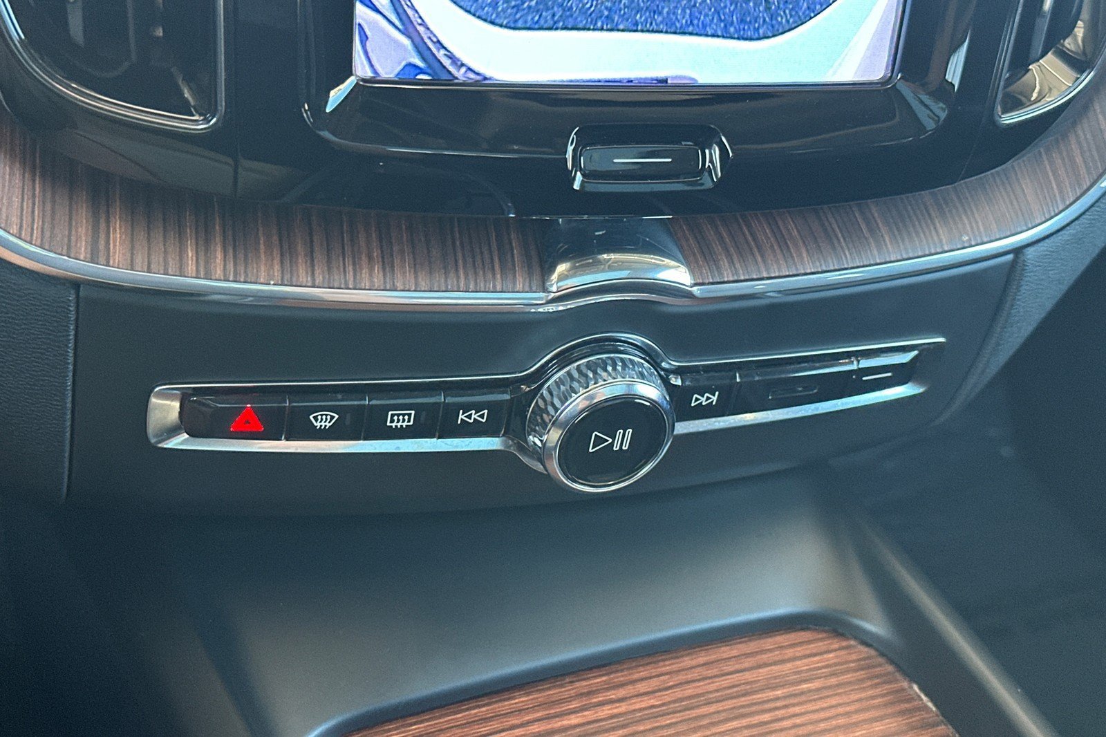 Certified 2023 Volvo XC60 T8 Plus AWD/4WD image 27