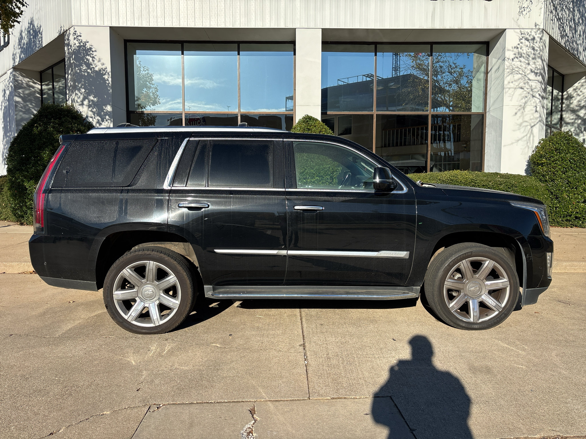 Used 2018 Cadillac Escalade Premium Luxury AWD/4WD image 9