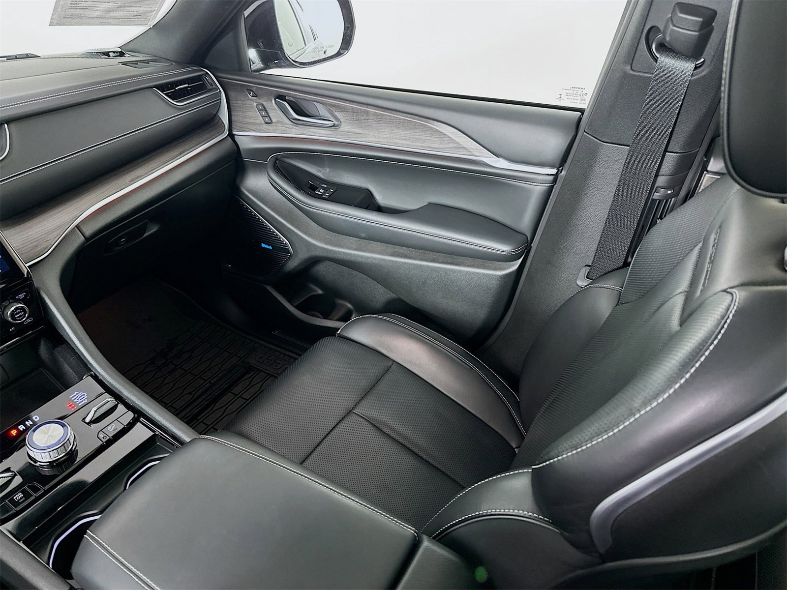 Used 2022 Jeep Grand Cherokee Overland w/ Luxury Tech Group IV image 25