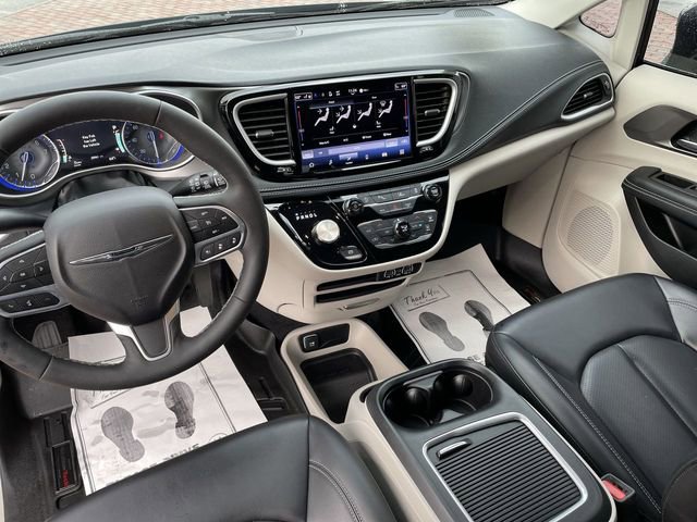 Used 2023 Chrysler Pacifica Touring-L image 19
