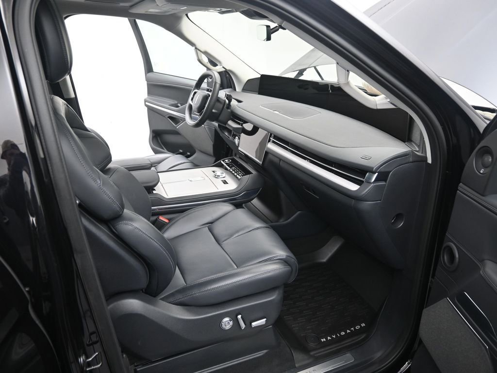 Used 2025 Lincoln Navigator Reserve image 41