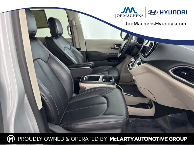 Used 2024 Chrysler Pacifica Touring-L image 23