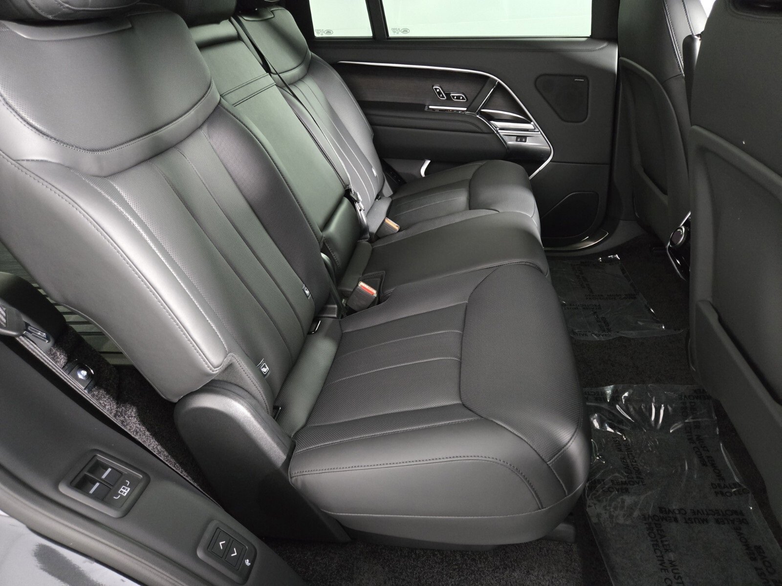 New 2025 Land Rover Range Rover Long Wheelbase SE image 17