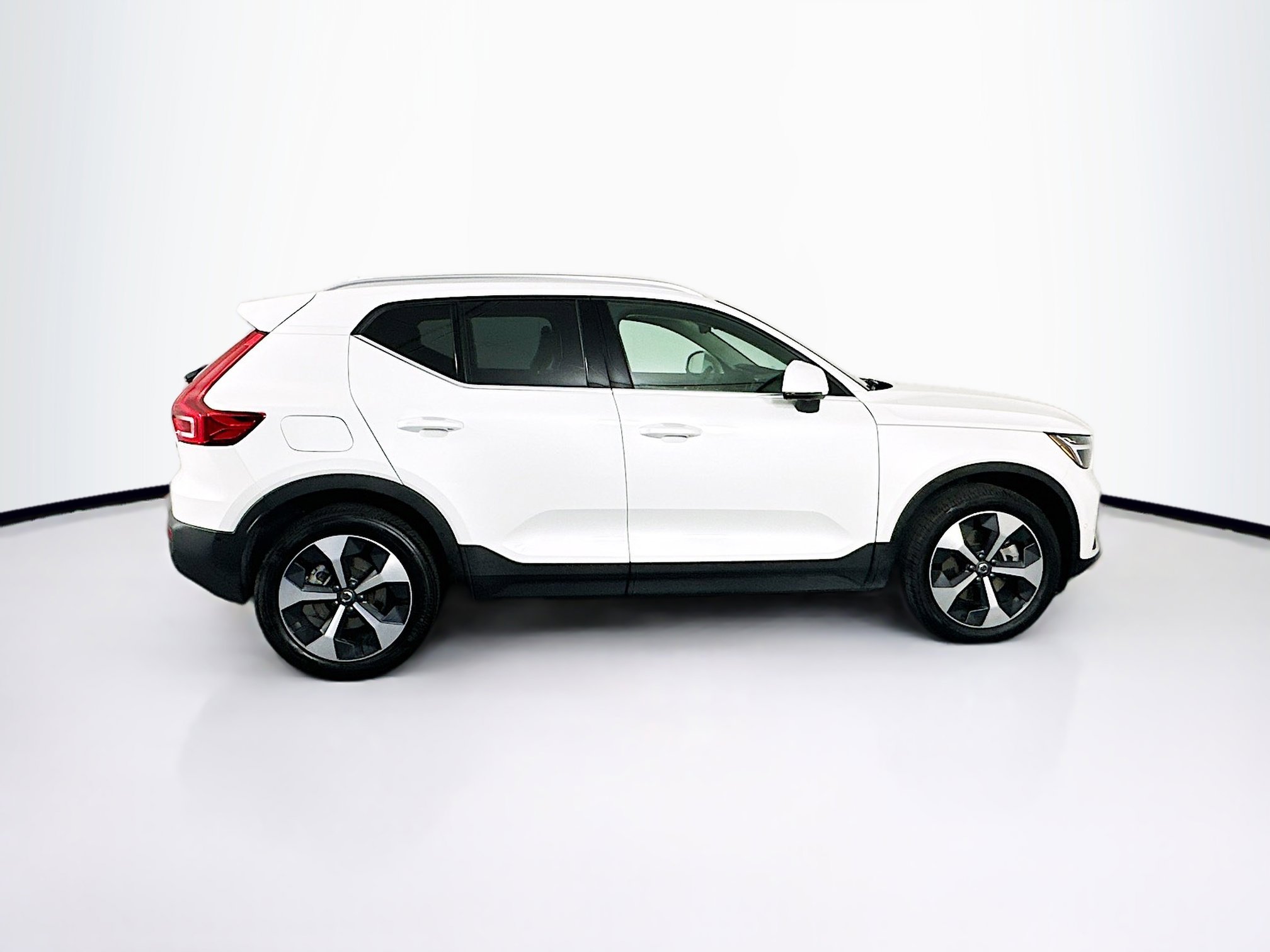 Used 2025 Volvo XC40 B5 Plus AWD/4WD image 10