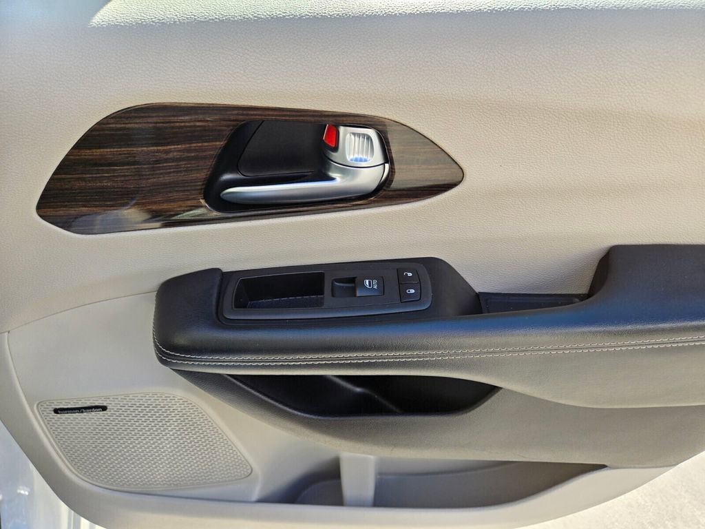 Used 2022 Chrysler Pacifica Limited FWD image 21