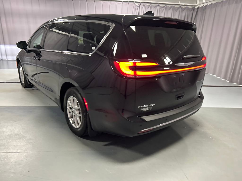 Used 2025 Chrysler Pacifica Select w/ Uconnect Theater Family Group image 5