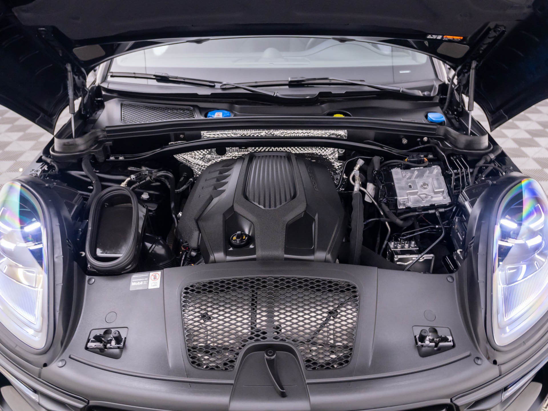 Certified 2026 Porsche Macan AWD/4WD image 29