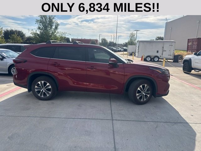 Used 2026 Toyota Highlander XLE AWD/4WD image 2