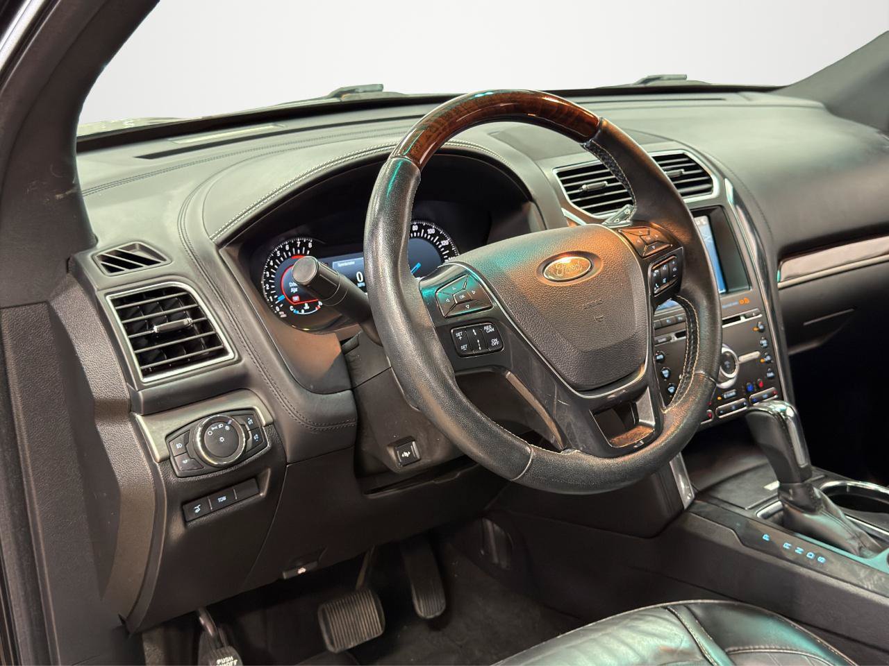 Used 2017 Ford Explorer Platinum AWD/4WD image 13