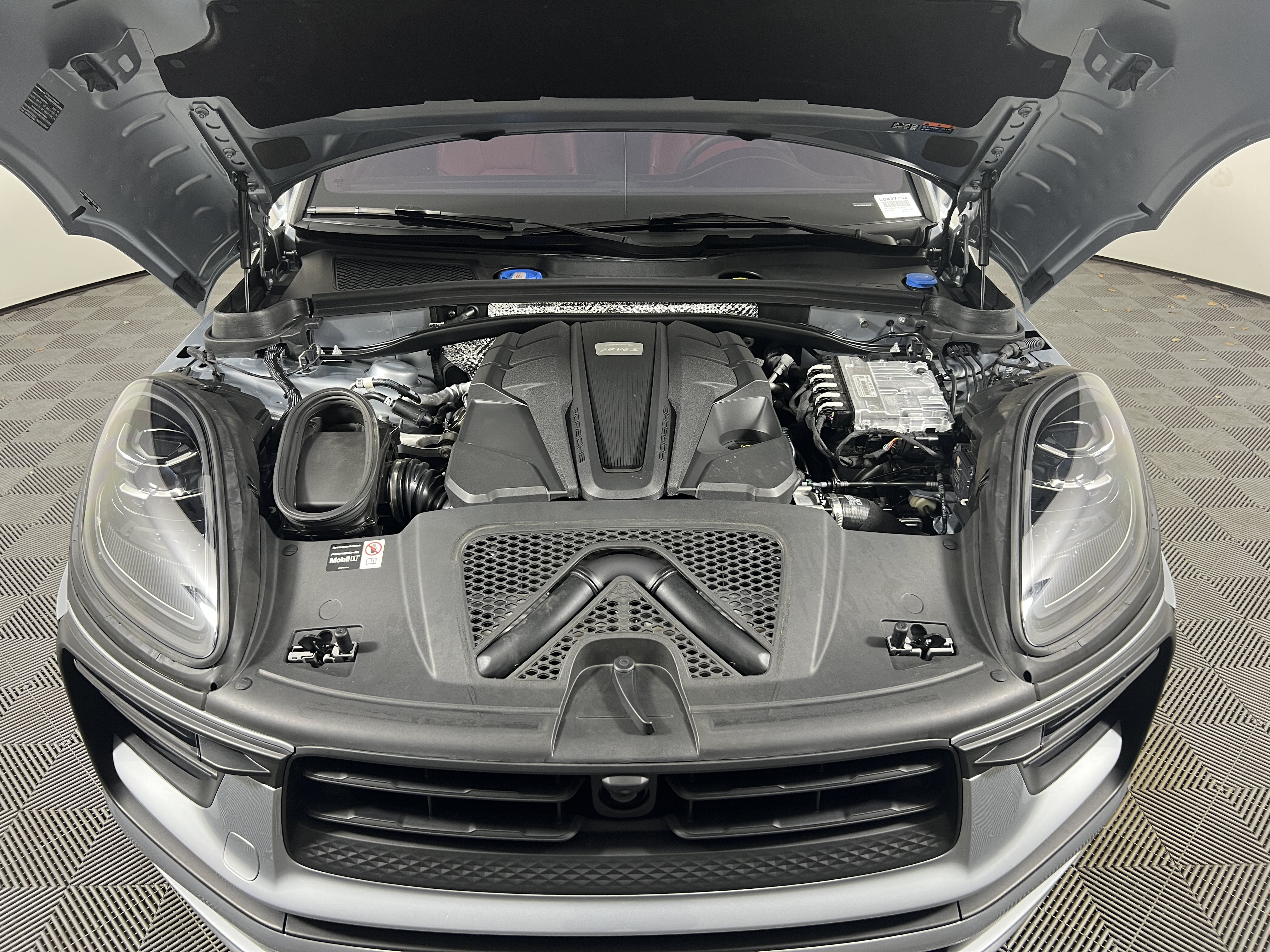 Certified 2025 Porsche Macan S AWD/4WD image 22