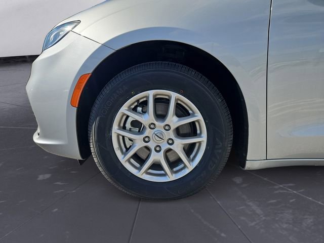 Used 2024 Chrysler Pacifica Touring-L FWD image 14