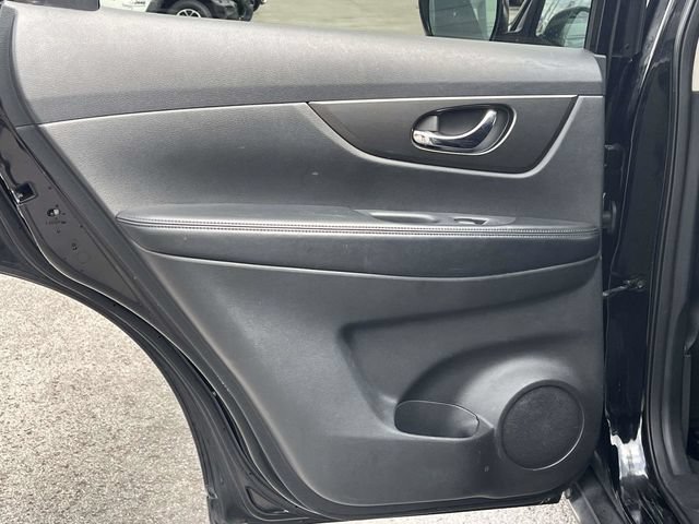 Used 2015 Nissan Rogue SV w/ SV Premium Package AWD/4WD image 16
