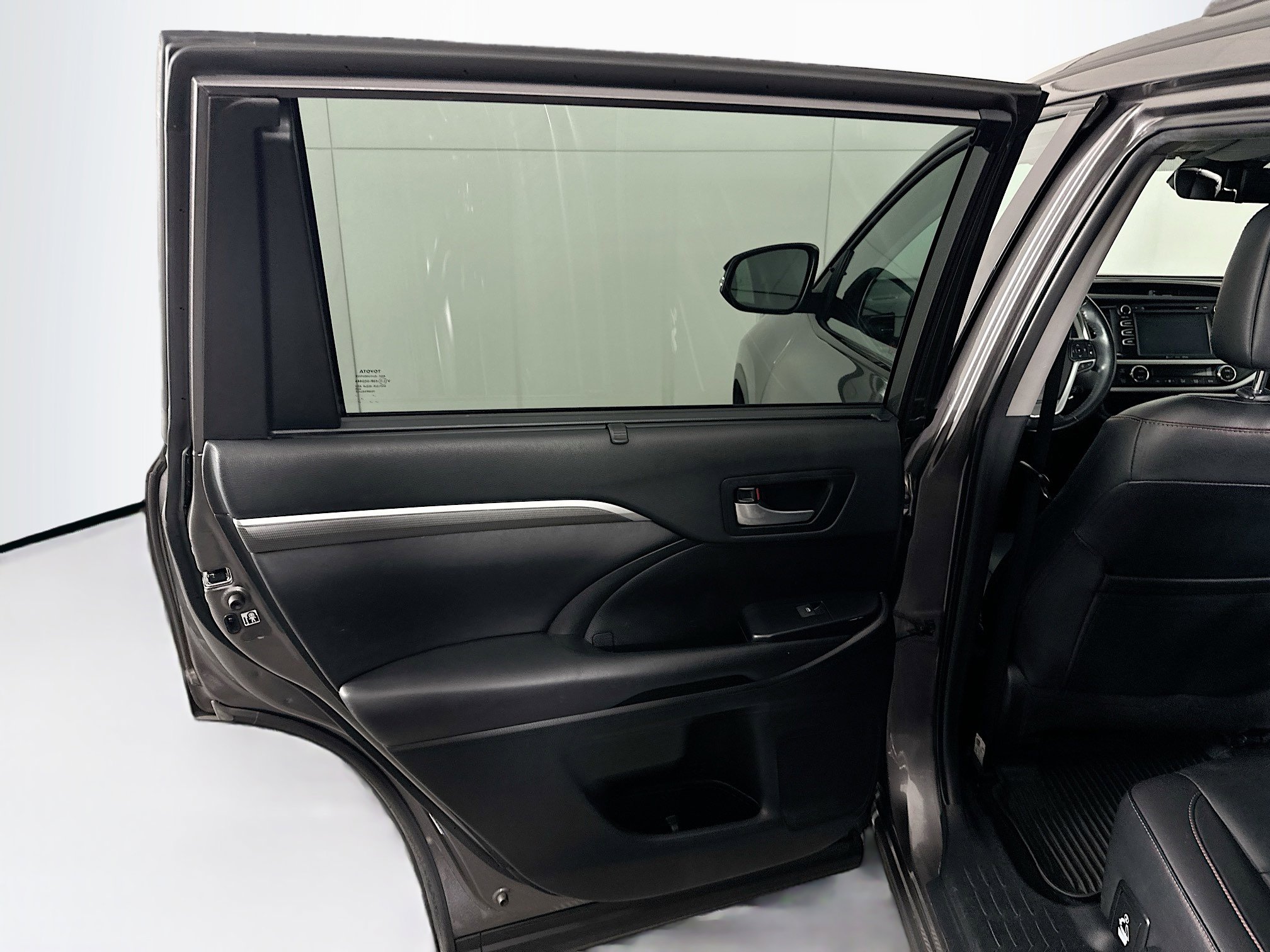 Used 2019 Toyota Highlander SE w/ Nightshade Edition AWD/4WD image 25