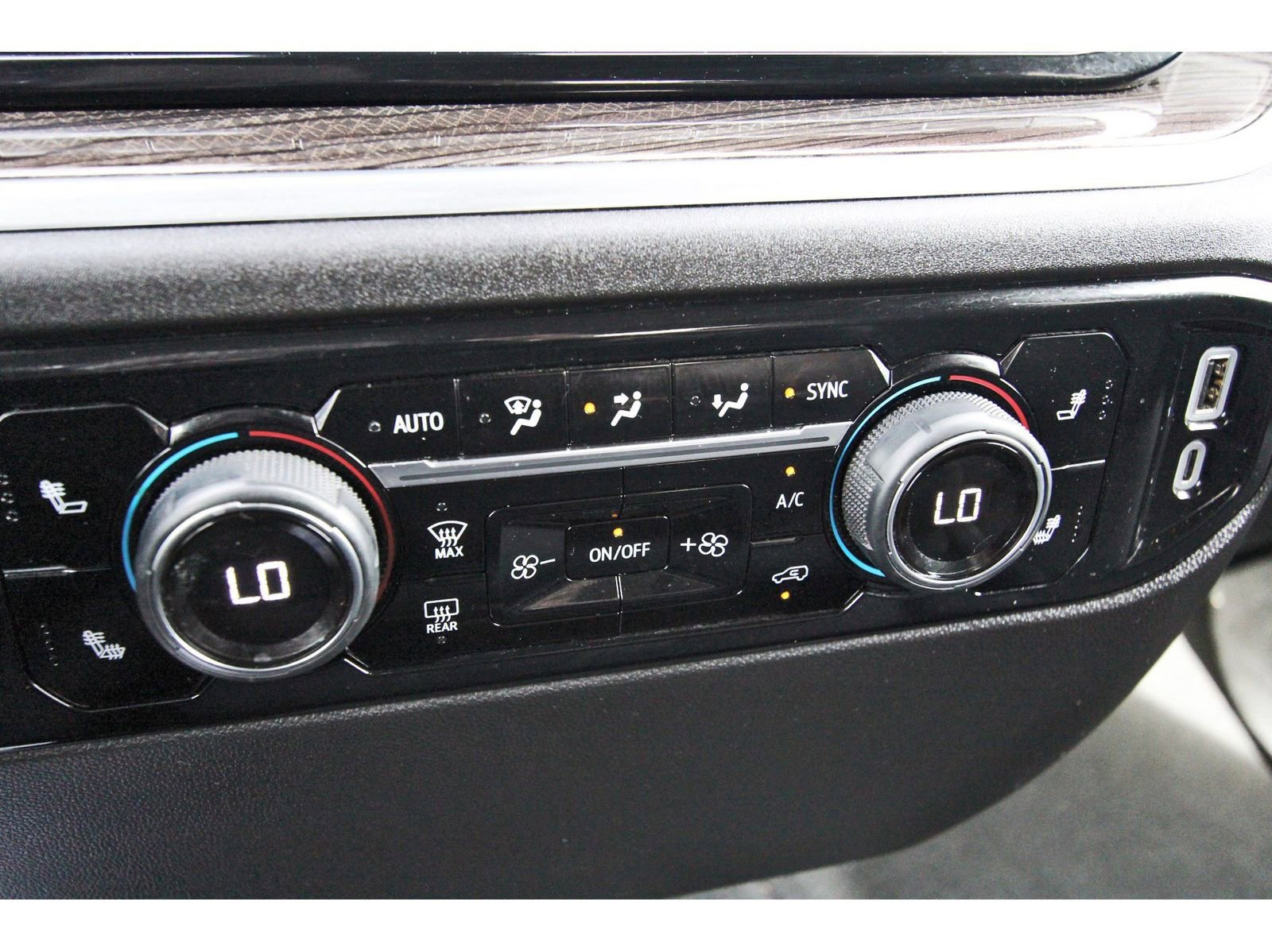 Used 2025 Chevrolet Silverado 2500 LT w/ Convenience Package image 28