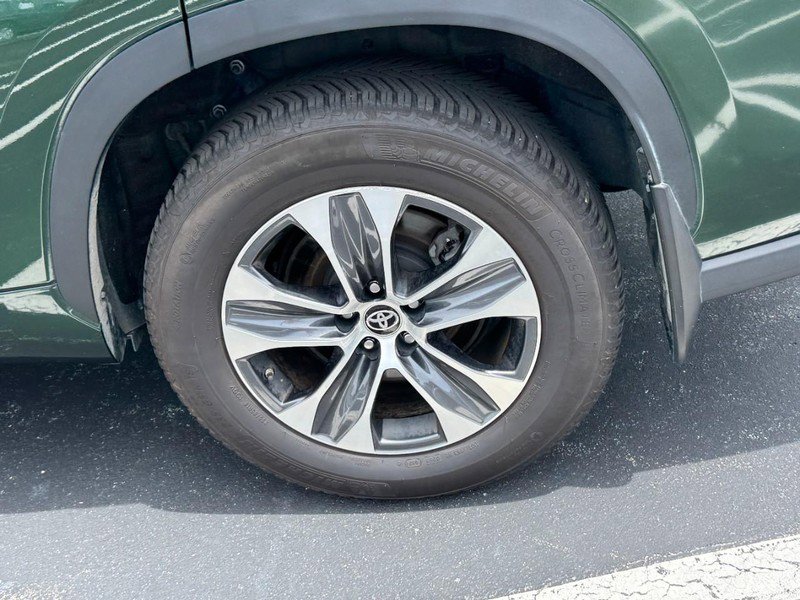 Used 2024 Toyota Highlander XLE AWD/4WD image 7