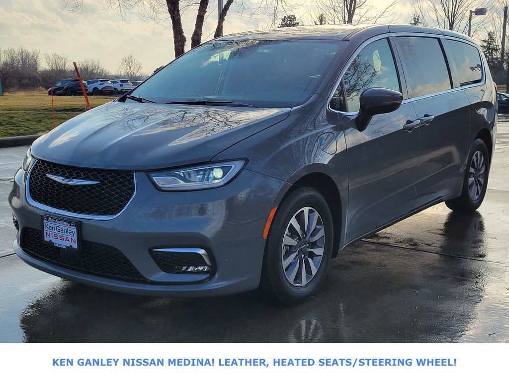 Used 2023 Chrysler Pacifica Touring-L image 7