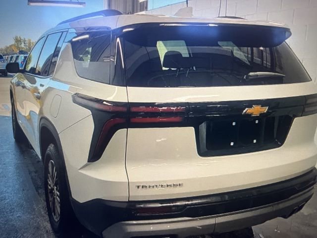 Used 2025 Chevrolet Traverse LT image 3
