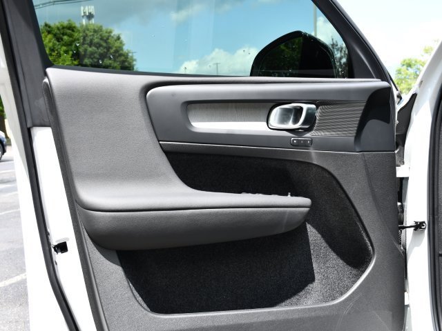 New 2025 Volvo XC40 B5 Plus w/ Protection Package Premier image 10