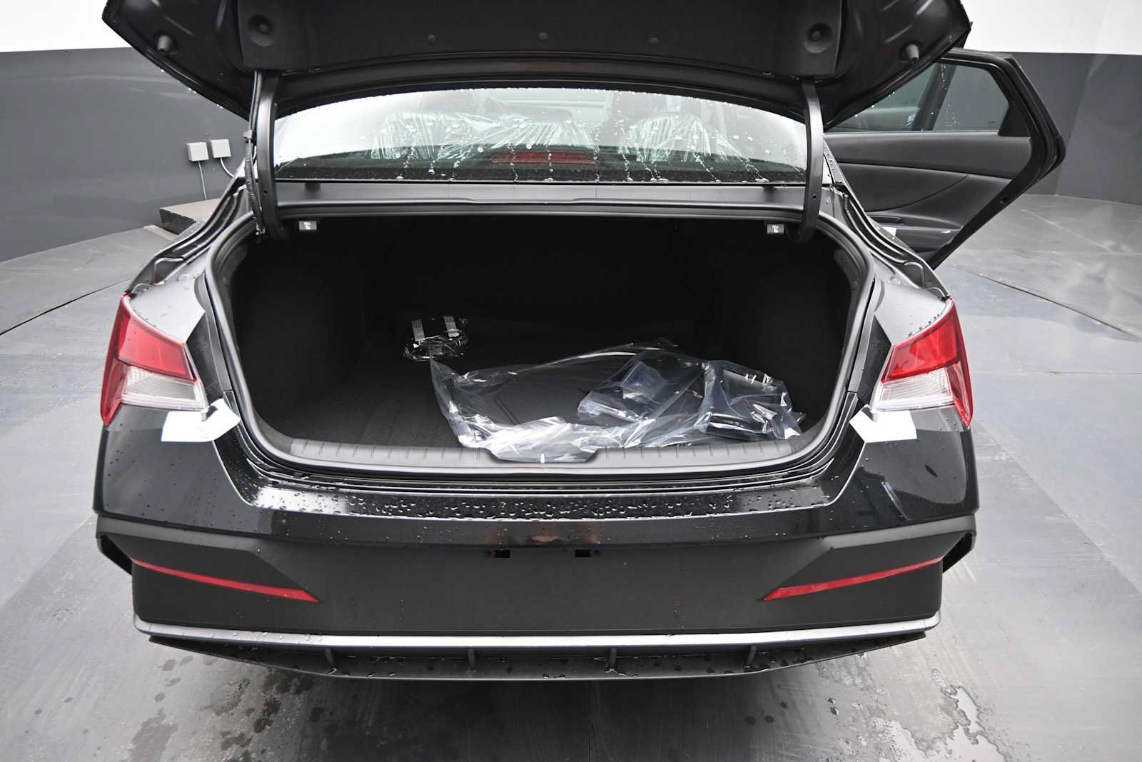 New 2026 Hyundai Elantra SE FWD image 14