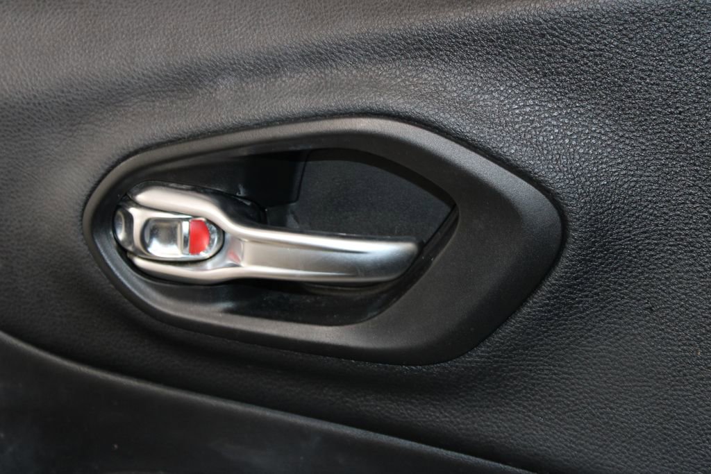 Used 2018 Jeep Cherokee Limited image 22