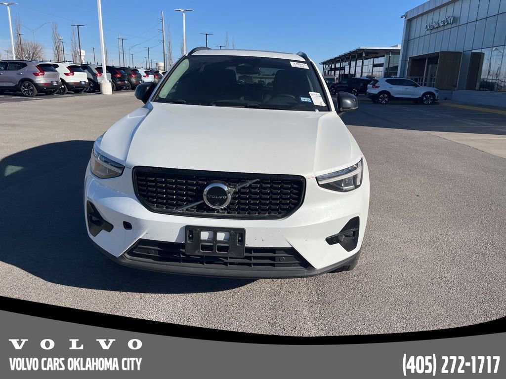 Certified 2025 Volvo XC40 B5 Plus image 2