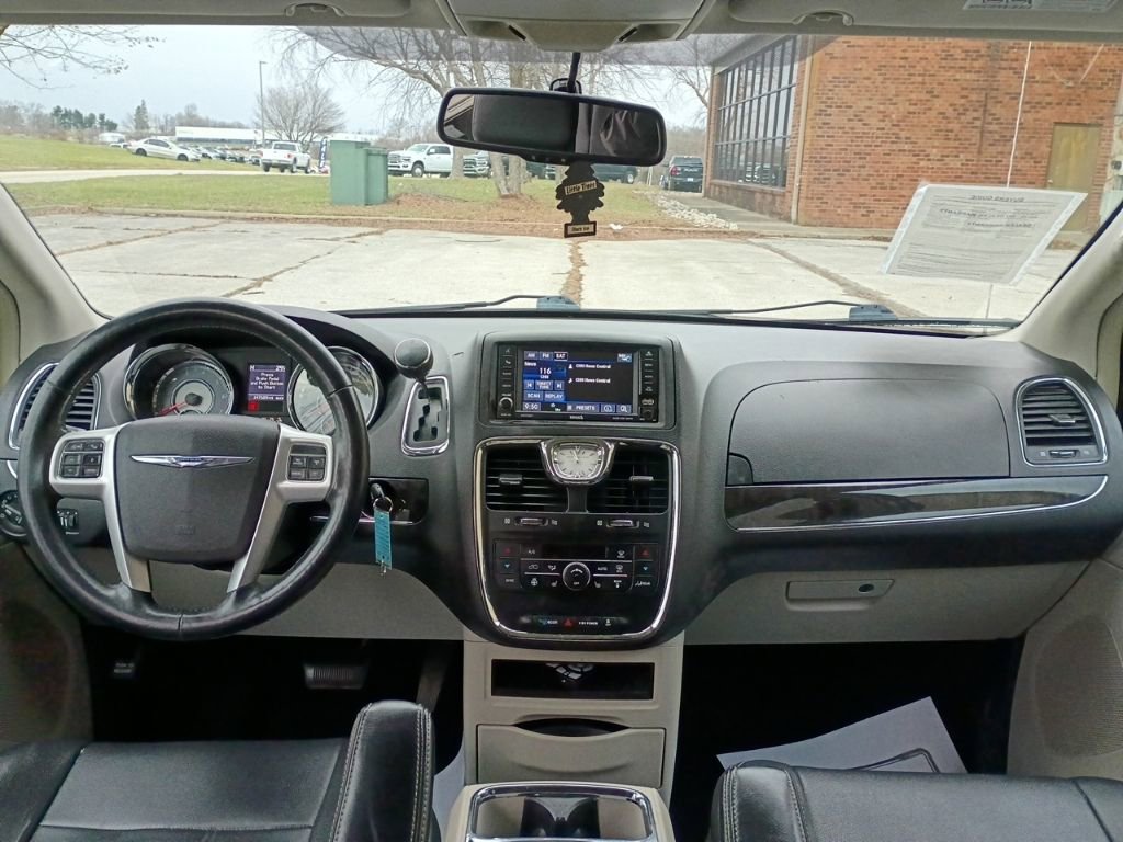 Used 2015 Chrysler Town & Country Touring w/ Driver Convenience Group image 21