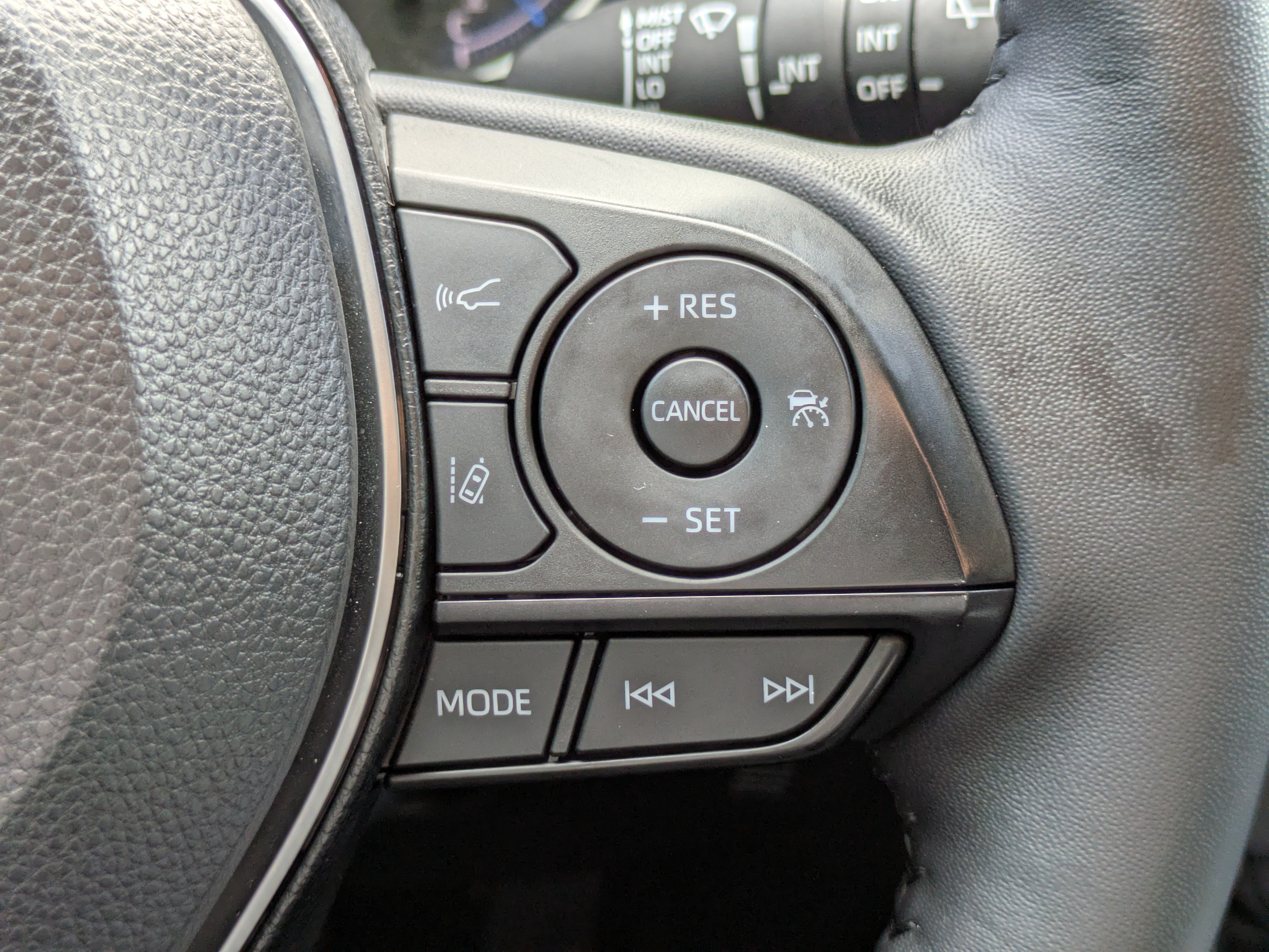 Used 2025 Toyota RAV4 XSE AWD/4WD image 25