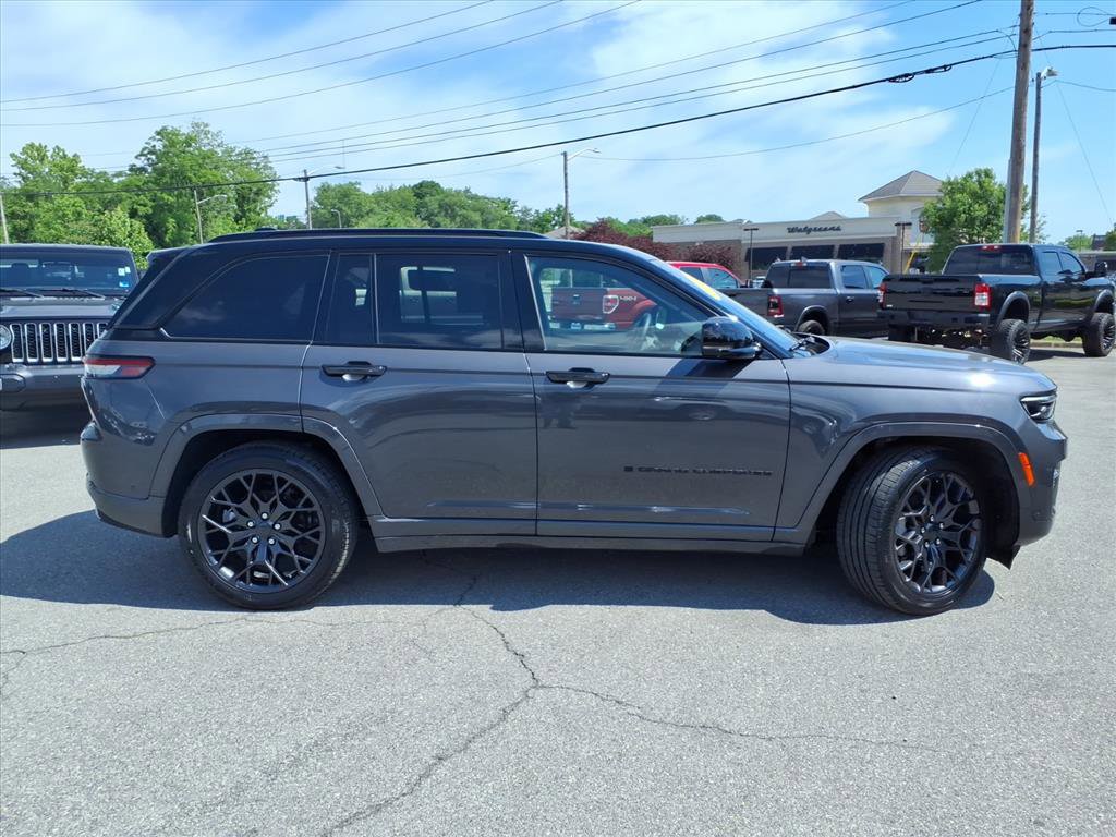 Used 2025 Jeep Grand Cherokee Summit w/ Obsidian Package AWD/4WD image 3