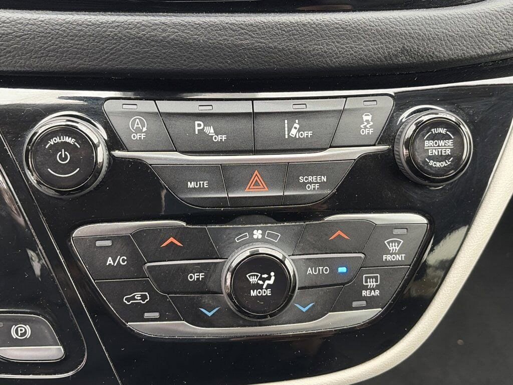 Used 2022 Chrysler Pacifica Touring-L image 15