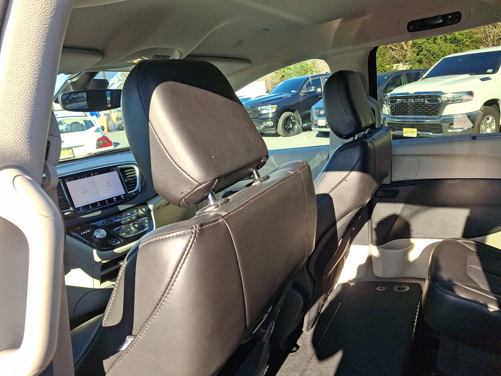 Certified 2023 Chrysler Pacifica Touring-L image 18