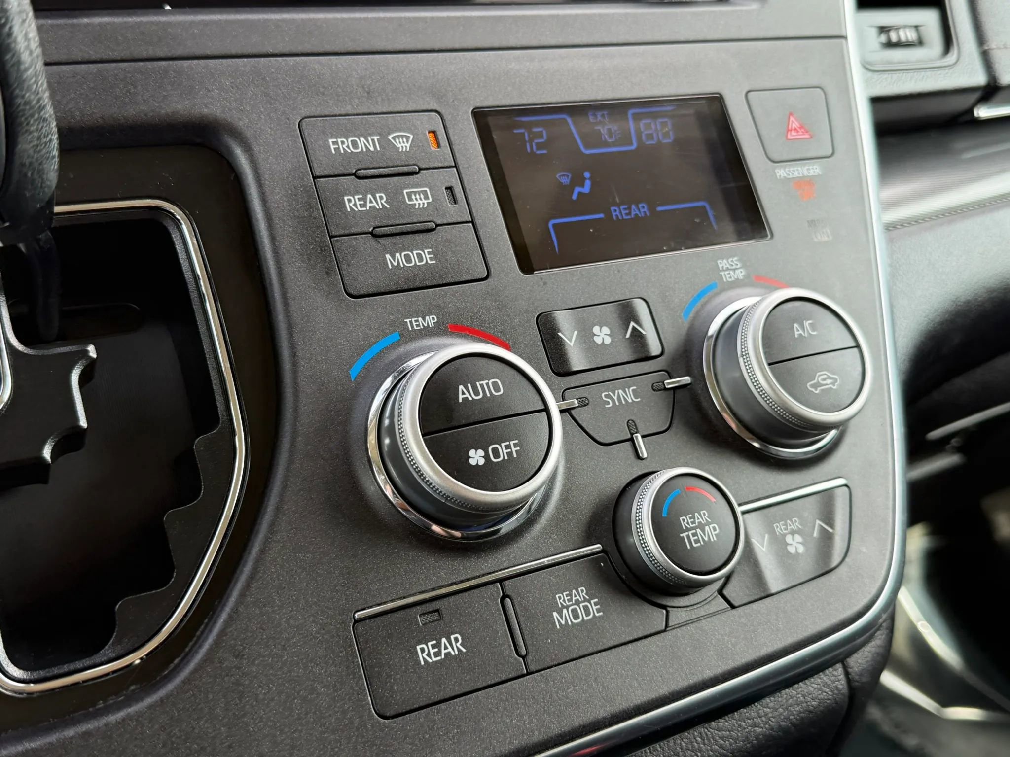 Used 2018 Toyota Sienna SE FWD image 40