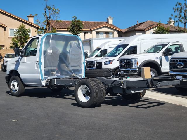 New 2026 Ford E-350 and Econoline 350 Super Duty RWD image 2