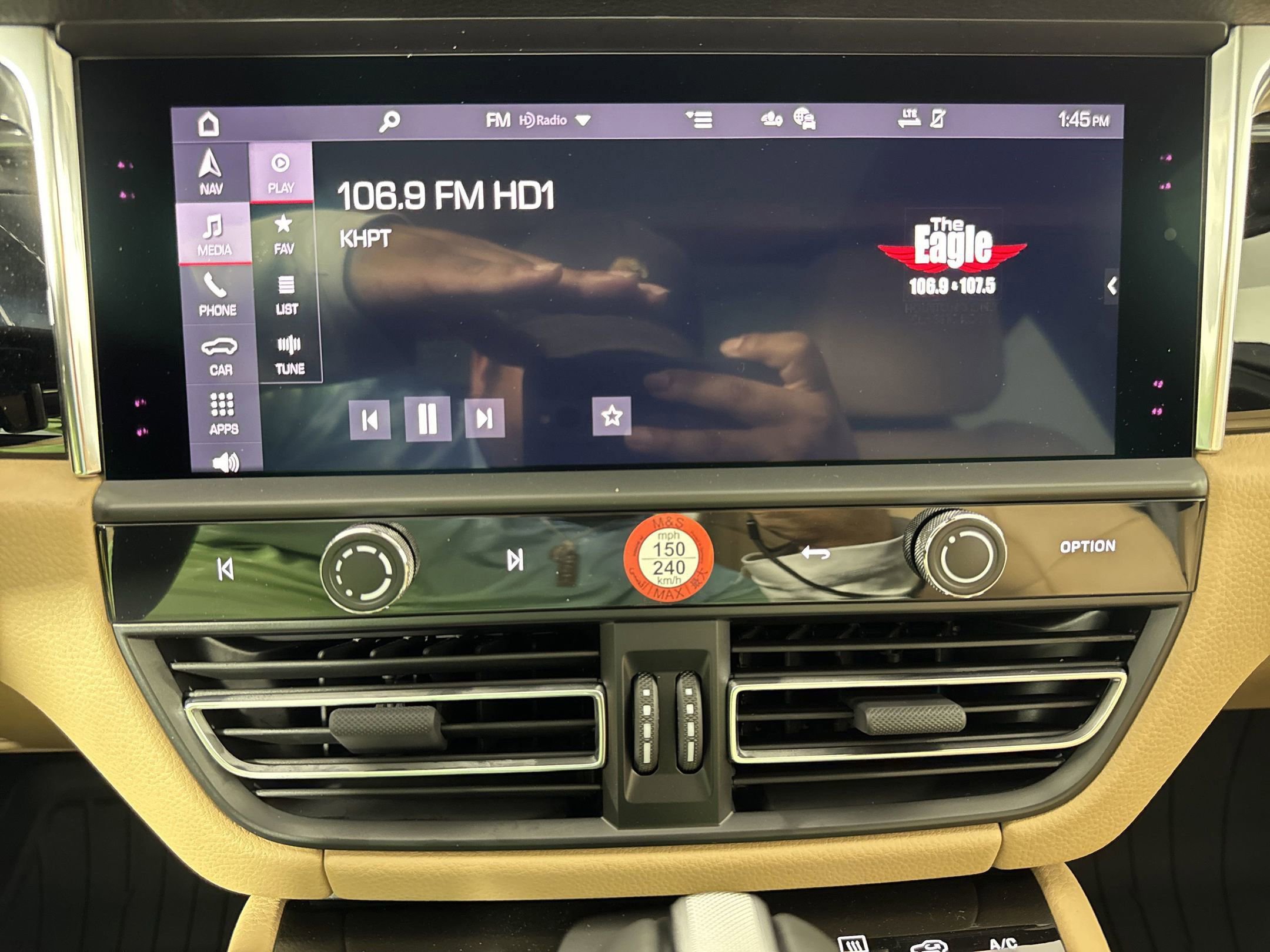 Certified 2025 Porsche Macan image 24