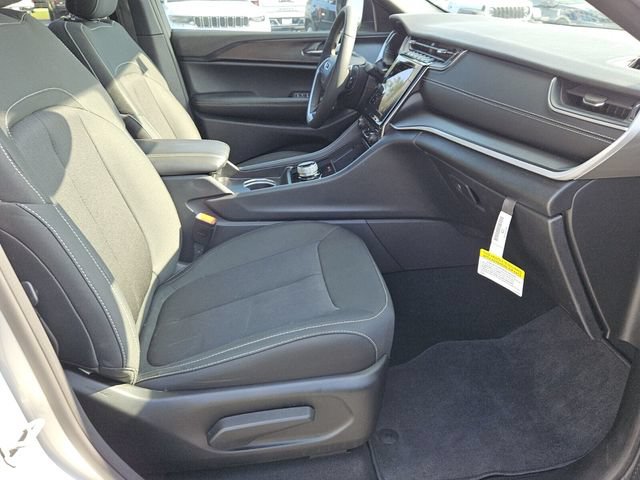 Used 2025 Jeep Grand Cherokee L Laredo w/ Luxury Tech Group I RWD image 15