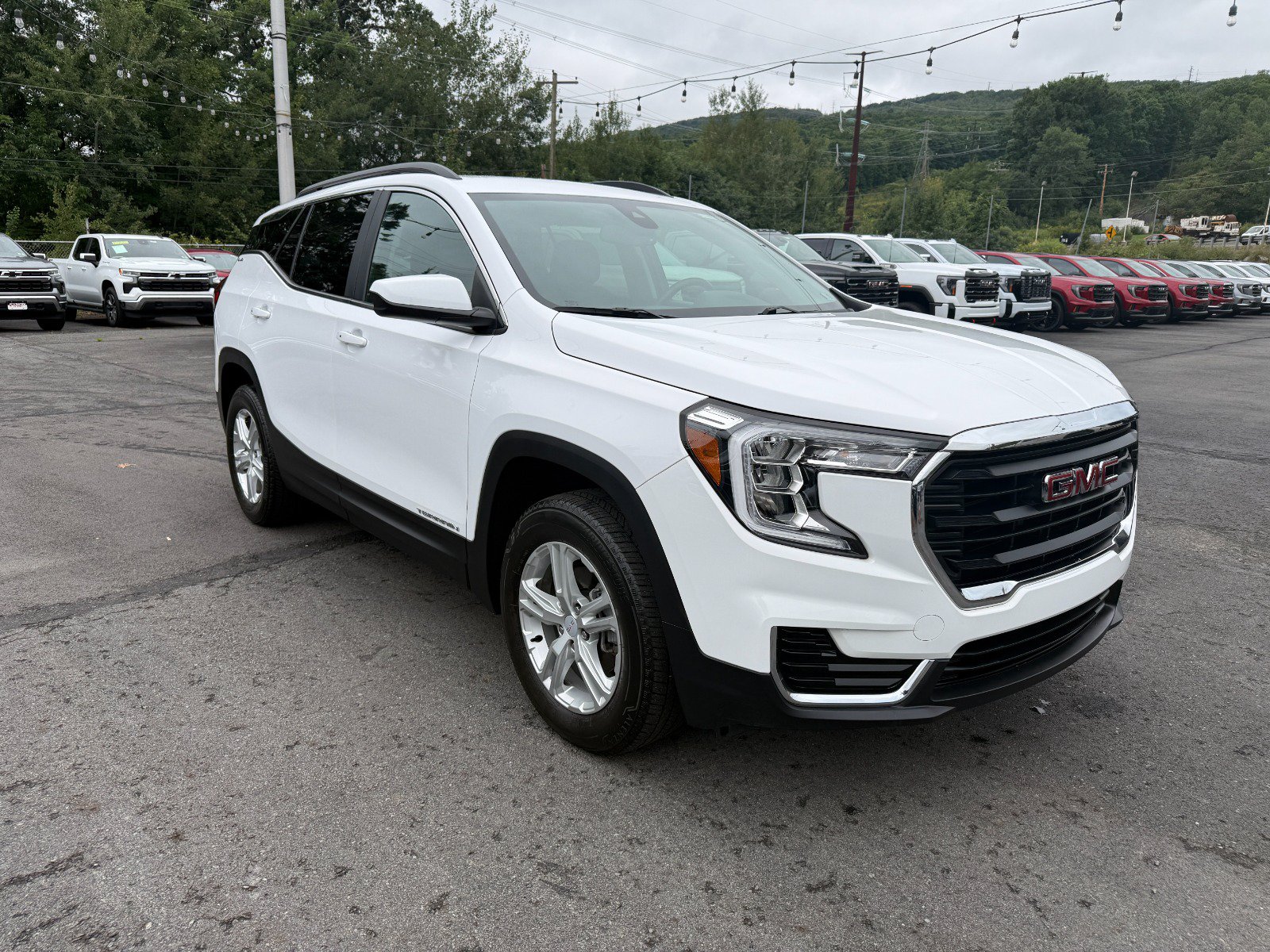 Used 2024 GMC Terrain SLE w/ Driver Convenience Package AWD/4WD image 7